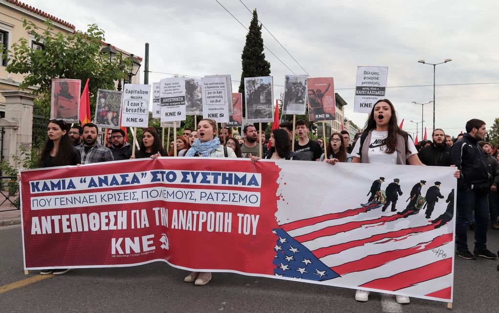 Αθήνα: Πορεία της ΚΝΕ στην Αμερικάνικη Πρεσβεία για την δολοφονία Φλόιντ (pic)