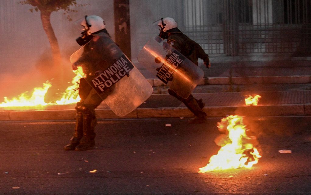 Επεισόδια έξω από την αμερικανική πρεσβεία (pics)