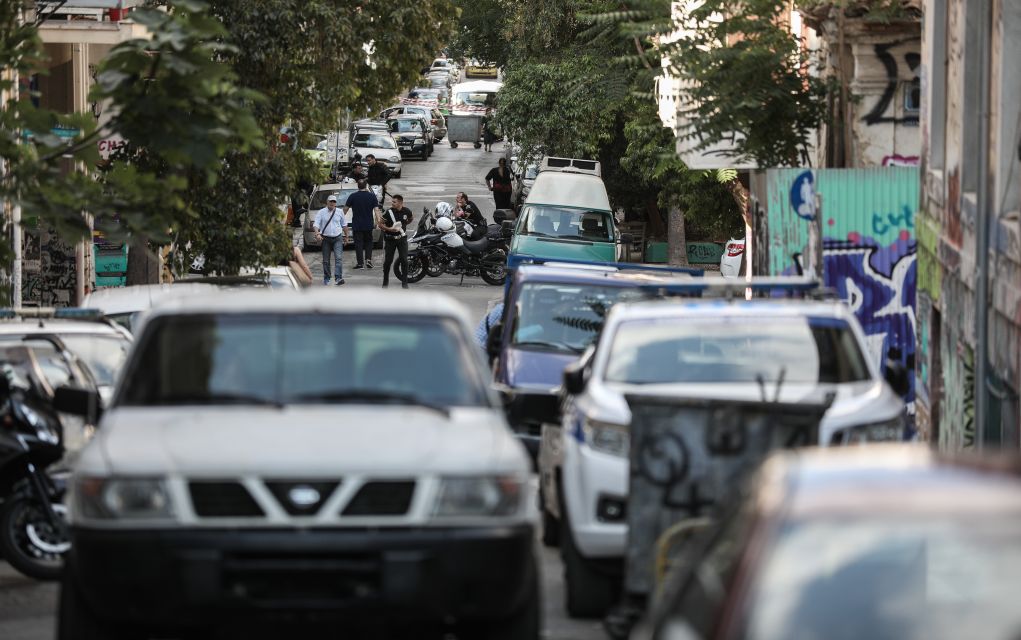 Εξάρχεια: Κράνη, κοντάρια και μπουκάλια σε κατάληψη