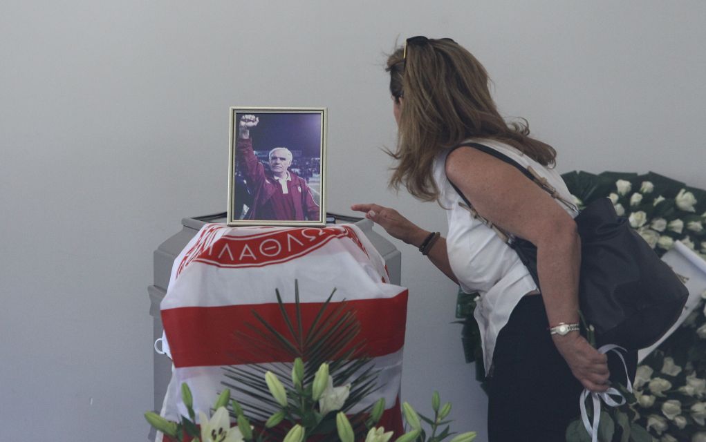 Με τη σημαία του Ολυμπιακού κηδεύεται ο Νίκος Αλέφαντος (pics)