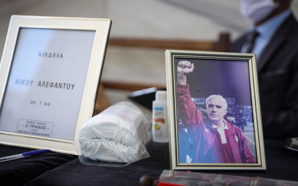 Συγκίνηση και χειροκροτήματα στην κηδεία του Νίκου Αλέφαντου (pics)