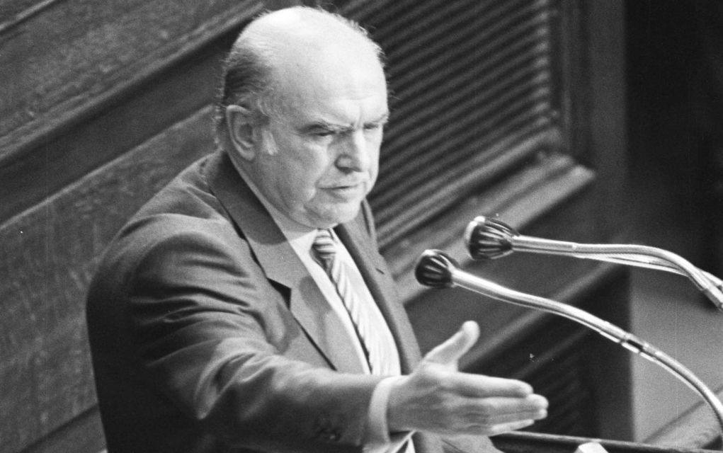 Το ΠΑΣΟΚ τιμά τη μνήμη του ιδρυτή του Ανδρέα Παπανδρέου (vd)