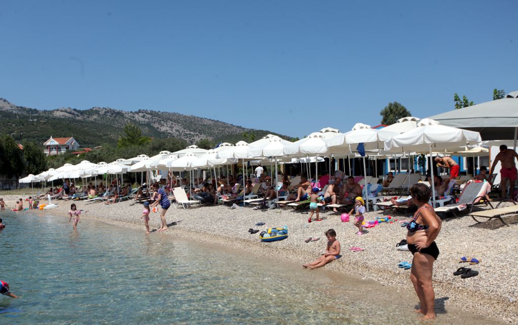 Χαλκιδική: Έκλεισε beach bar για τη μη τήρηση αποστάσεων – 3,80 αντί για 4 μέτρα