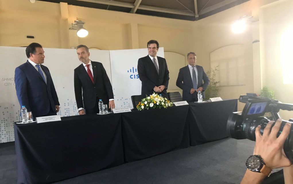 Ο… Έλβις Άδωνις Γεωργιάδης και το… φιλάκι του Πιερρακάκη (vd)