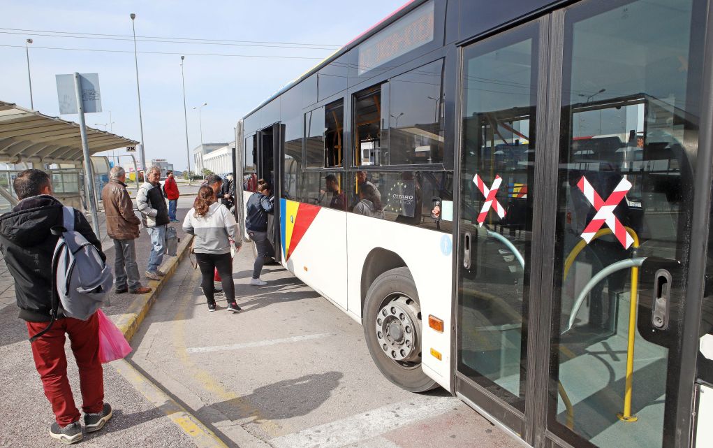 Πέτσας για ΜΜΜ: Ανακλήθηκαν άδειες για να πυκνώσουν τα δρομολόγια