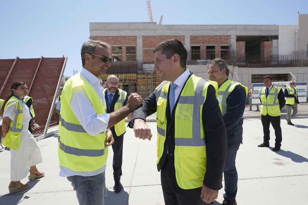 Ξενάγηση Μητσοτάκη στο αεροδρόμιο Σαντορίνης