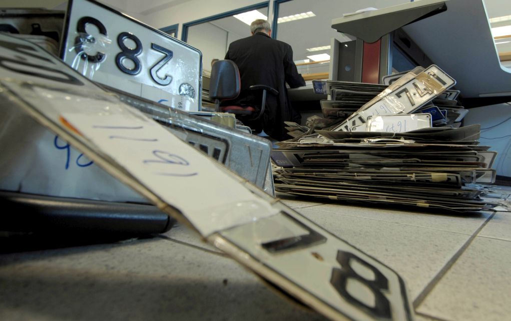 Ως τις 31/7 η παράδοση πινακίδων για τουριστικά οχήματα