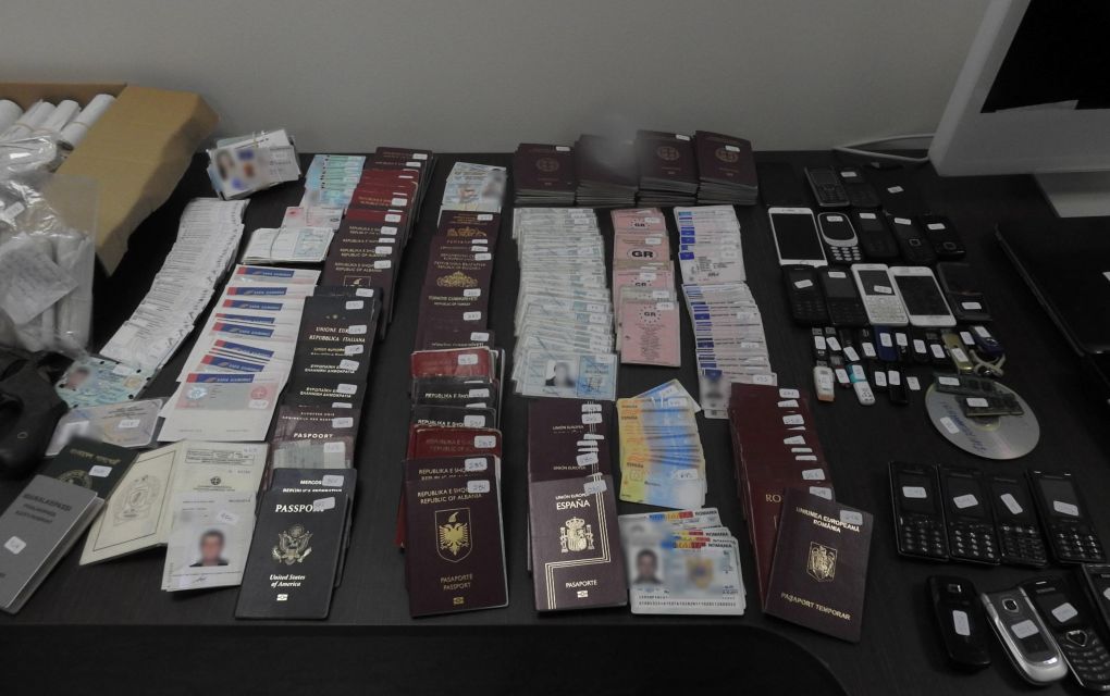 Αθήνα: Σύλληψη 46χρονου για διακίνηση πλαστών ταξιδιωτικών εγγράφων σε μετανάστες