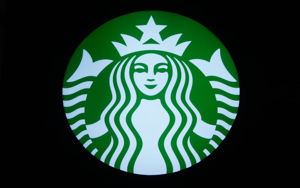 Δωρεά 73.000$ σε εργαζόμενο των Starbucks, μετά την αγενή συμπεριφορά πελάτισσας