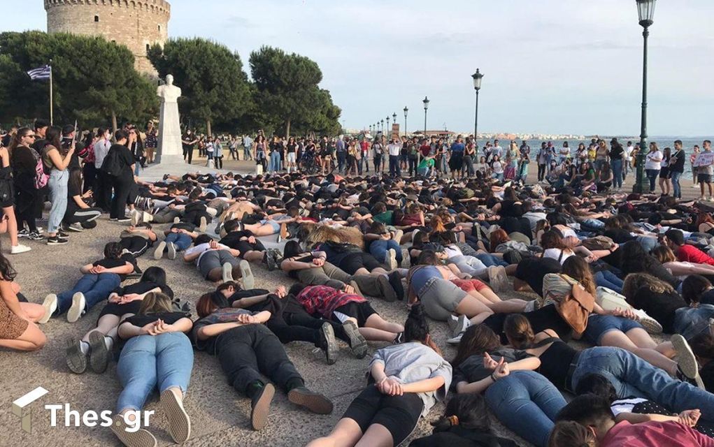 Θεσσαλονίκη: «Έγιναν» Τζορτζ Φλόιντ φωνάζοντας «I can’t breath» (vd)