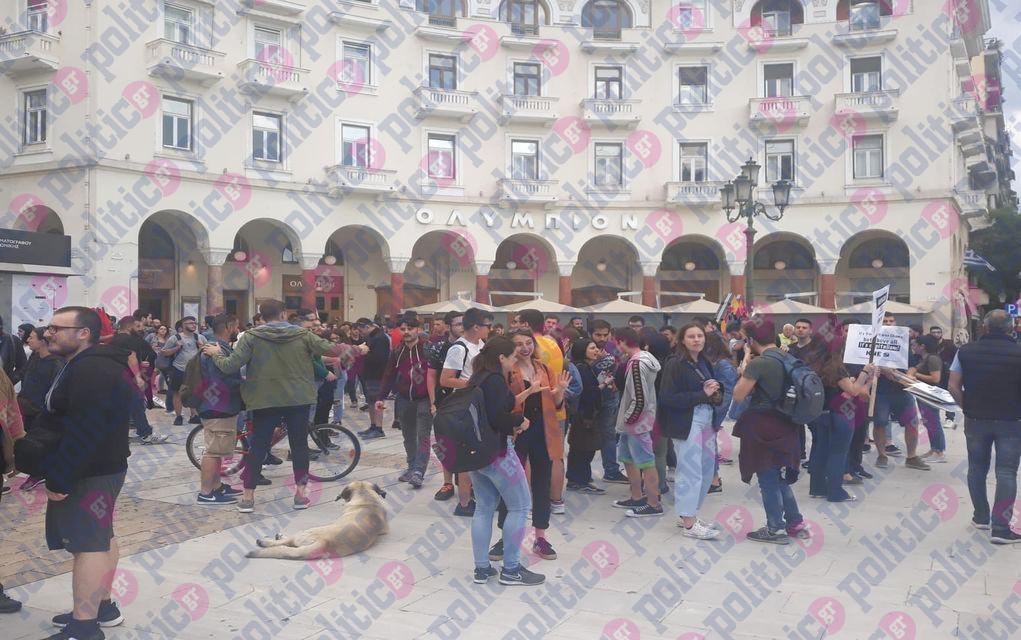 Θεσσαλονίκη: Συγκέντρωση μελών της ΚΝΕ για τη δολοφονία Φλόιντ (pics)