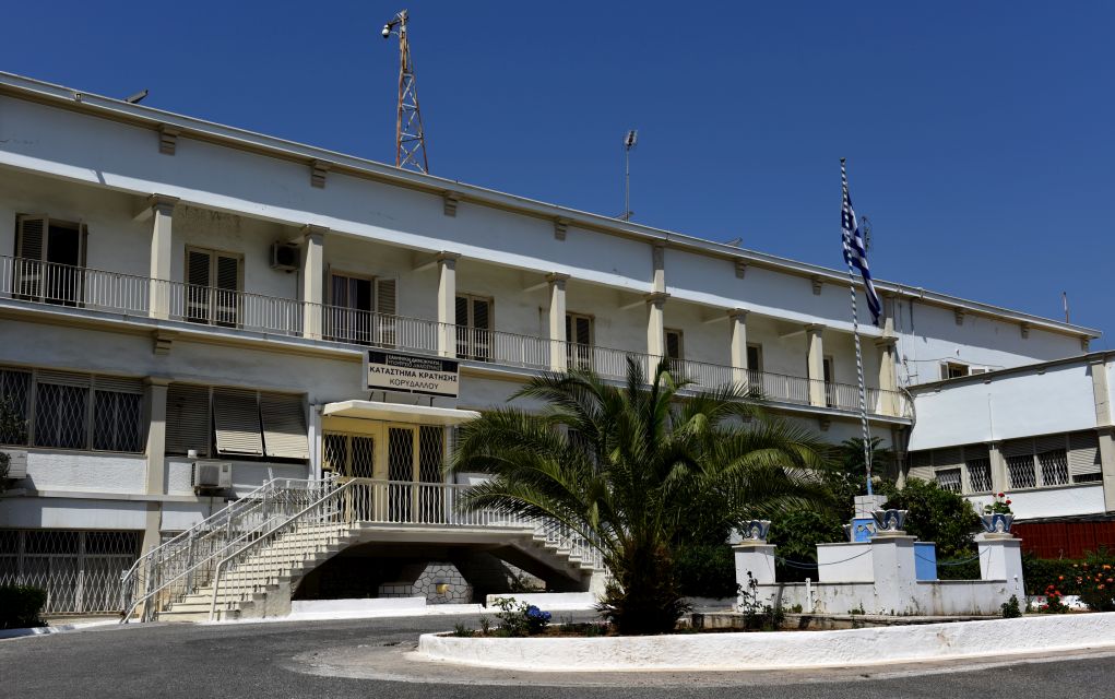 Ναρκωτικά, κινητά και ρούτερ βρέθηκαν σε κελιά στον Κορυδαλλό