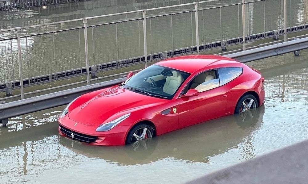 Πλημμύρισε μια Ferrari FF από νερά αγωγού ύδρευσης