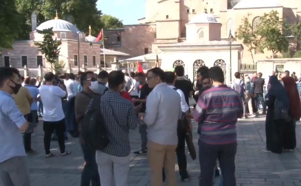 Κωνσταντινούπολη: Πολύς κόσμος έξω από την Αγιά Σοφιά (vd)