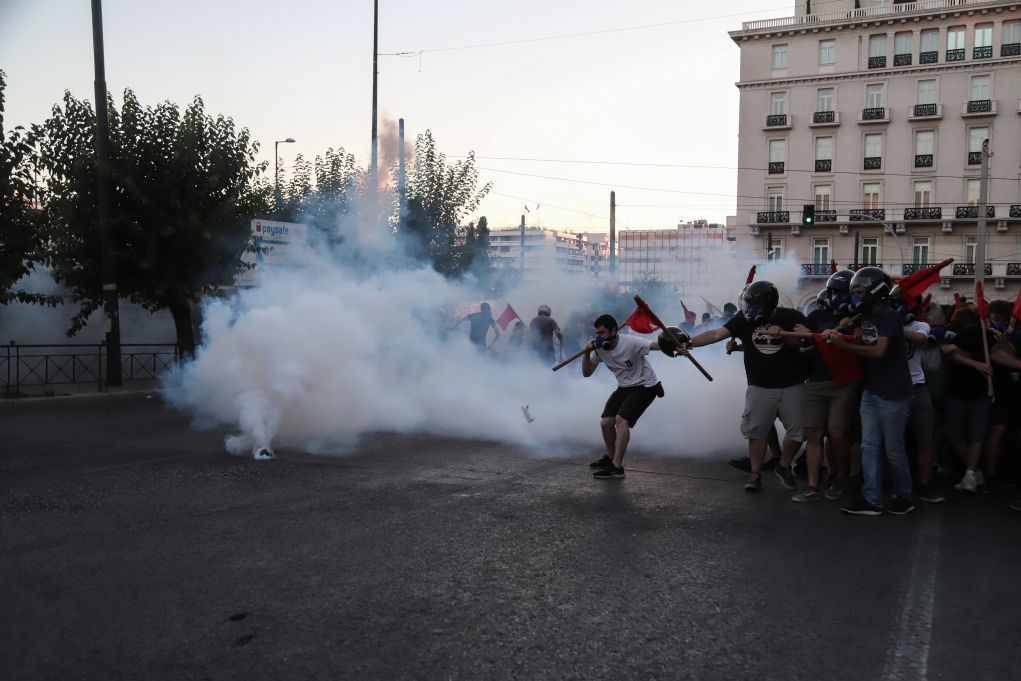 Αθήνα: Επεισόδια στην πορεία για το νομοσχέδιο για τις διαδηλώσεις (vd)