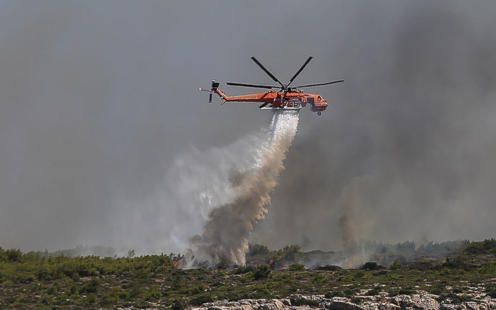 Μεγάλη φωτιά ξέσπασε στο Λαύριο – Εκκένωση οικισμών