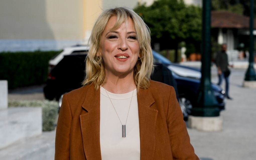 Η Δούρου χαρακτήρισε κιτς την υποδοχή τουριστών και οι χρήστες τη… δίκασαν