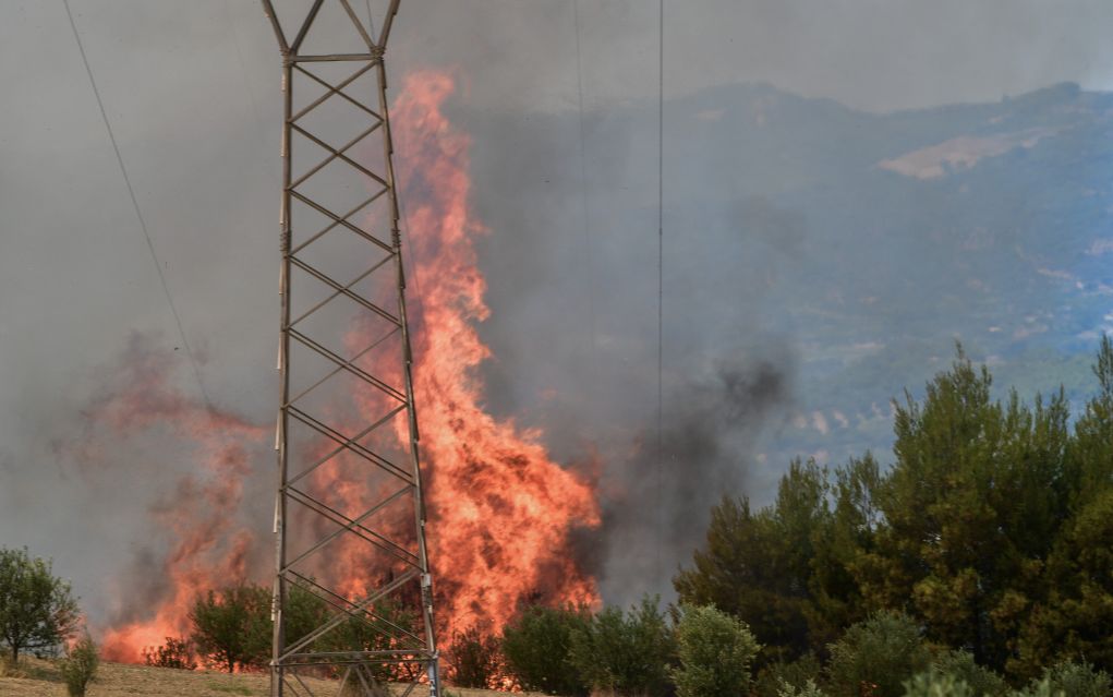 Απειλεί χωριά η ανεξέλεγκτη πυρκαγιά στην Ηλεία (vd)