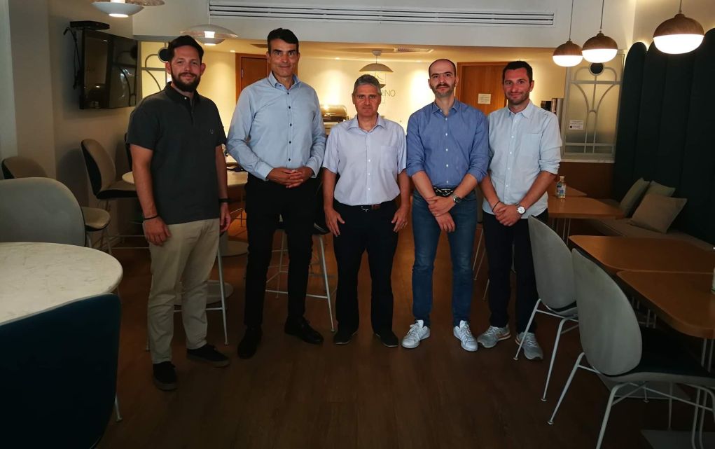 Κούβελας: Συνάντηση με ξενοδόχους και συγκρατημένη αισιοδοξία