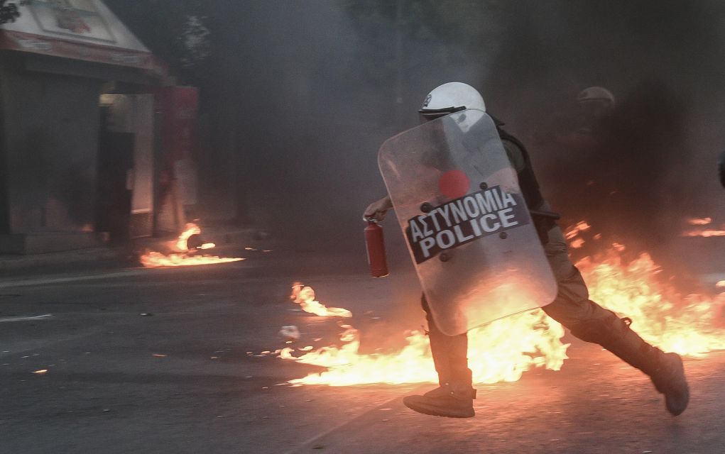 Αθήνα: Πάνω από 10 προσαγωγές για τα επεισόδια έξω από τη Βουλή (pics)
