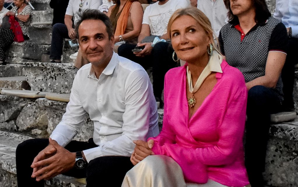 Στην Επίδαυρο το ζεύγος Μητσοτάκη – Παρακολούθησαν τους «Πέρσες» (pics)