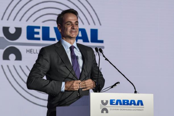 Ο Τσίπρας τρολάρει Μητσοτάκη για τη χρήση μάσκας