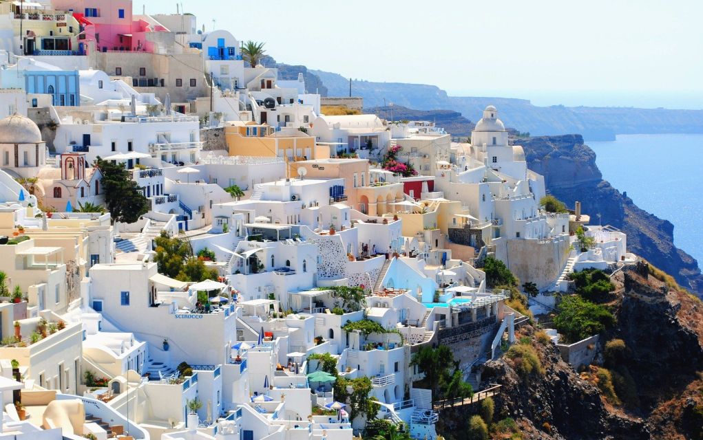 Ο δήμος Σαντορίνης καλεί τους Έλληνες στο νησί
