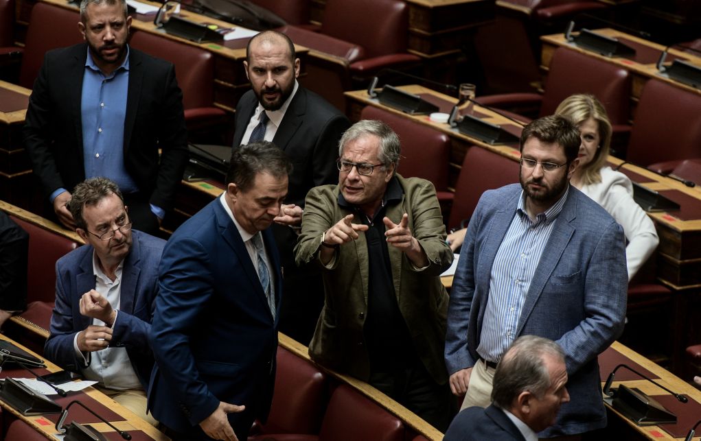 Χαμός στη Βουλή: Ένταση, χειρονομίες και απρεπείς εκφράσεις (vd)