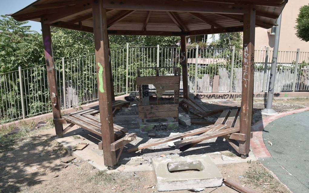 Θεσσαλονίκη: Βανδαλισμός και απόπειρα εμπρησμού σε Παιδική Χαρά στα Πεύκα (pics)