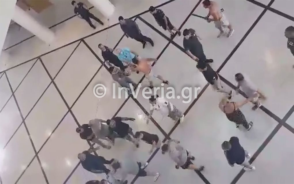 Βέροια: Συμπλοκή Ρομά μέσα στο Δικαστικό Μέγαρο (vd)