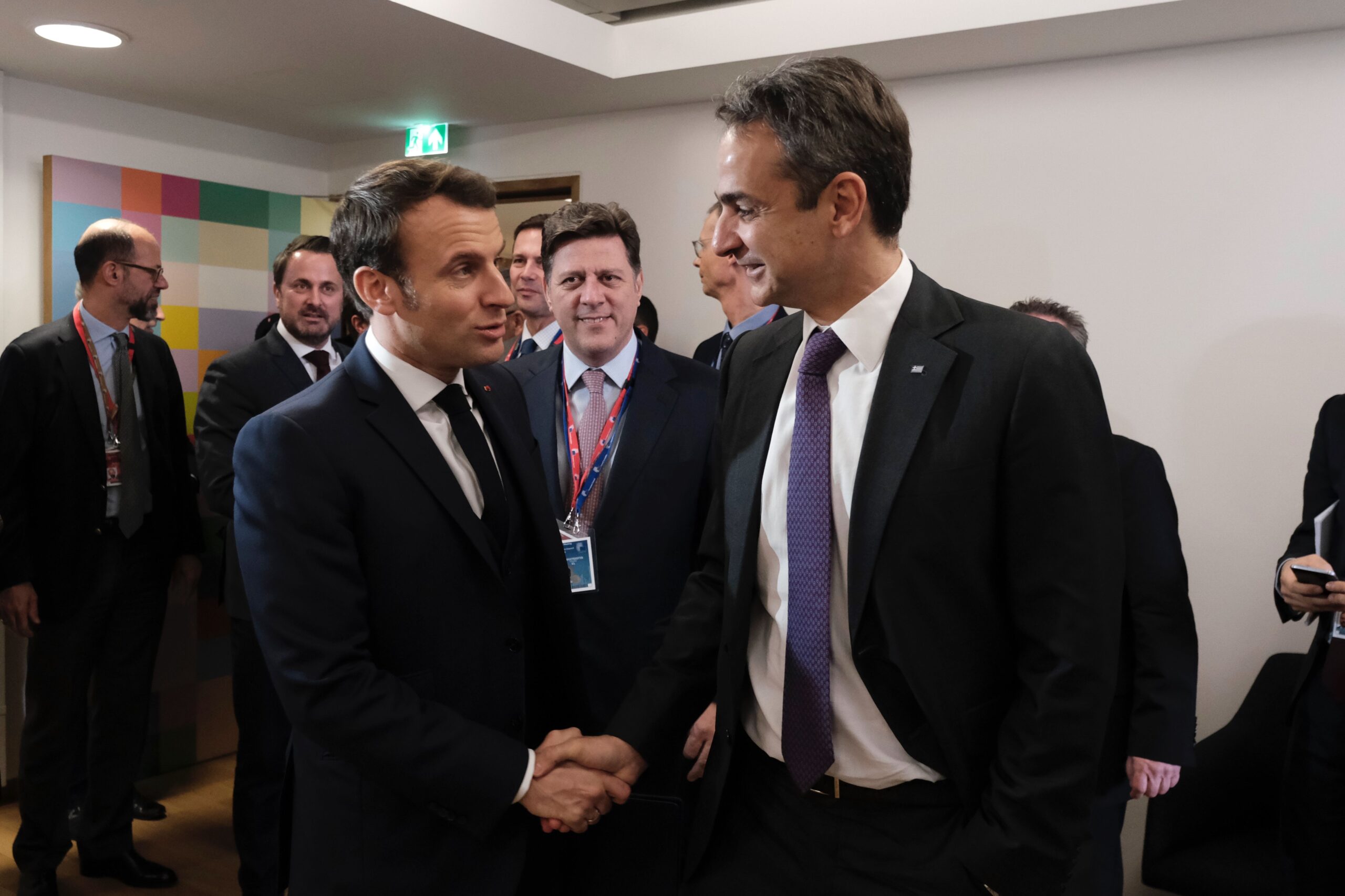 Ο πρωθυπουργός ευχαριστεί τον Μακρόν για την αλληλεγγύη στα γαλλικά: « Είναι αληθινός φίλος της Ελλάδας»