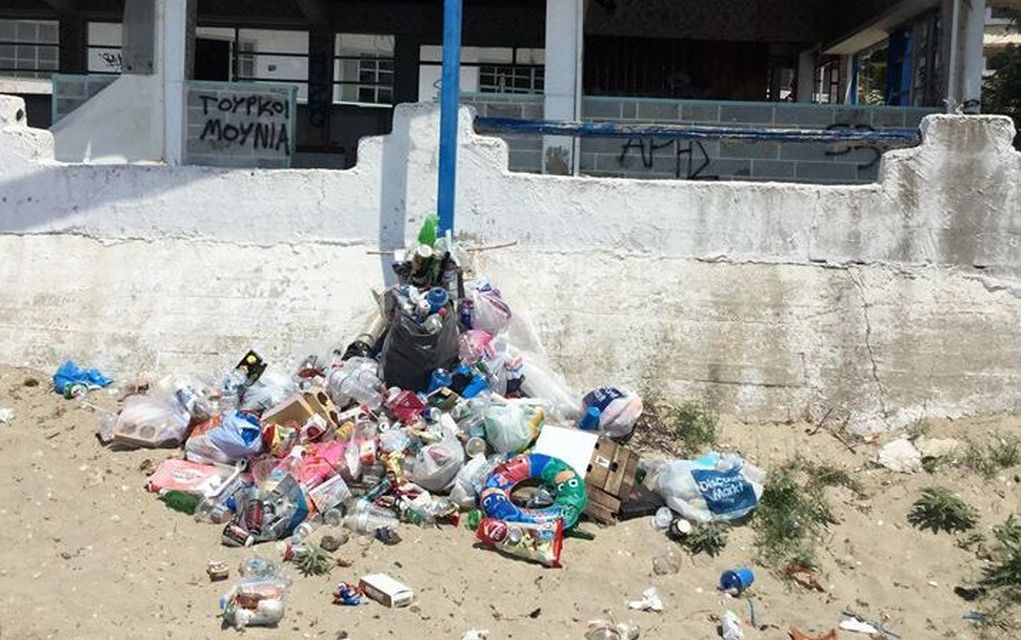 Ασυνείδητοι μολύνουν τις παραλίες της Ν. Καλλικράτειας