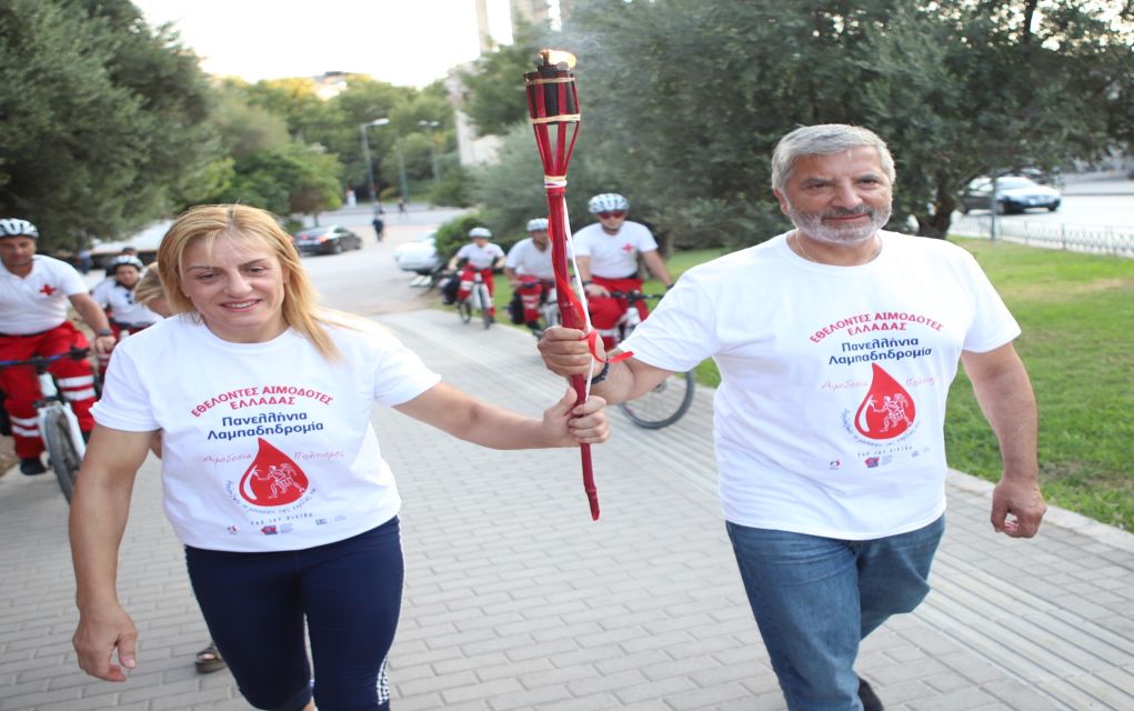 Με αφετηρία τους Στύλους του Ολυμπίου Διός ξεκίνησε η 18η λαμπαδηδρομία Συλλόγων και Φορέων Εθελοντών Αιμοδοτών
