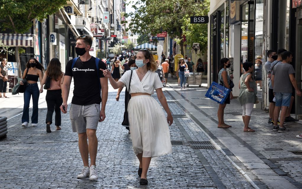 «Δέσμιοι» ασφυκτικών μέτρων οι ανεμβολίαστοι – Τι αλλάζει από σήμερα (vid)