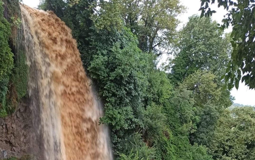 Καφέ νερό βγαίνει από τους καταρράκτες της Έδεσσας – Εντυπωσιακές εικόνες