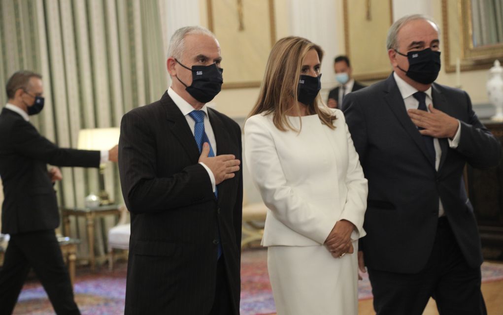 Το συμβολικό δώρο του Πρωθυπουργού στα νέα μέλη της κυβέρνησης
