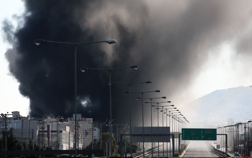 Μεγάλη φωτιά σε εργοστάσιο πλαστικών – Κλειστή η Εθνική Οδός Αθηνών – Λαμίας (pics)
