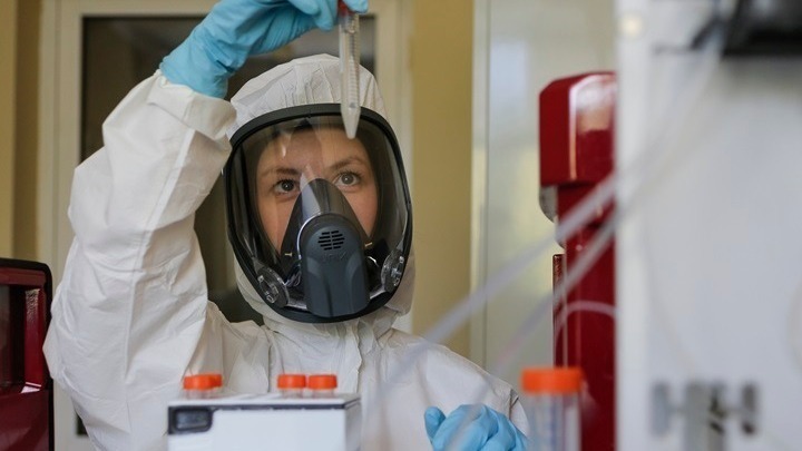 Η αναστολή δοκιμών του εμβολίου της AstraZeneca ενίσχυσε τις αμφιβολίες για γρήγορη διάθεσή του
