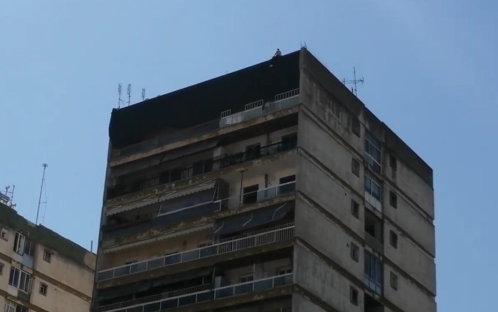 Σοκ στη Θεσσαλονίκη: Άνδρας απειλεί να πέσει από την ταράτσα 12όροφης πολυκατοικίας