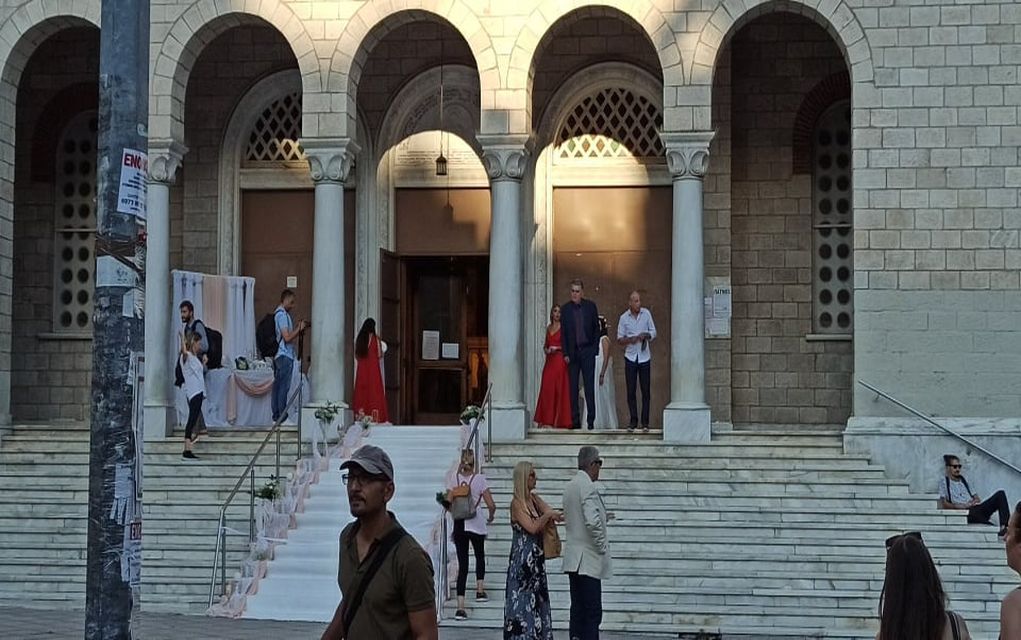 Η νύφη που έσπασε το μπλόκο της αστυνομίας στο κέντρο της Θεσσαλονίκης