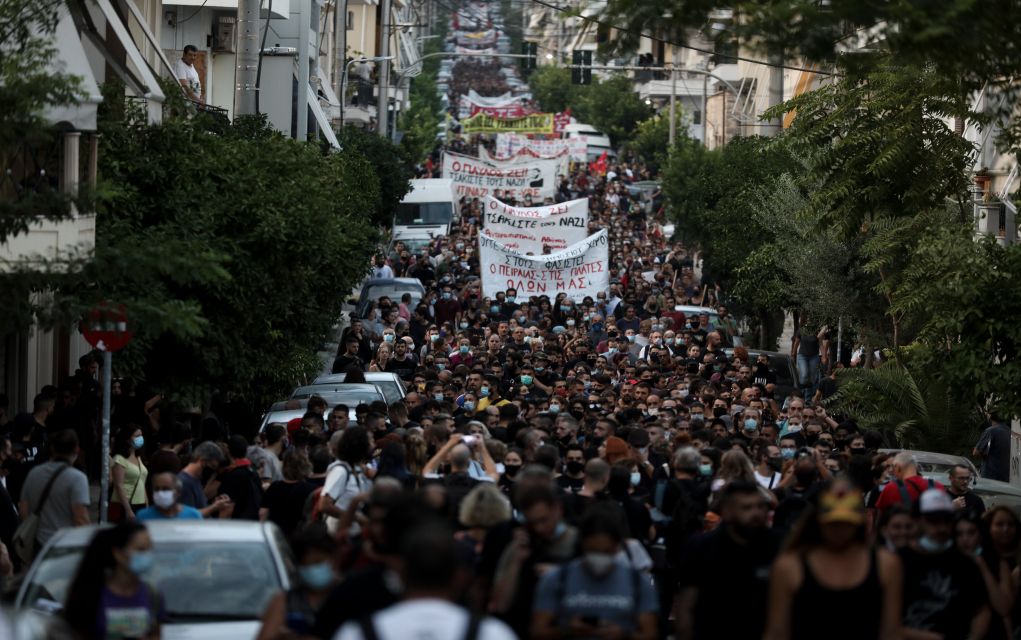 Πλήθος κόσμου στην πορεία για τον Φύσσα στο Κερατσίνι (pics)
