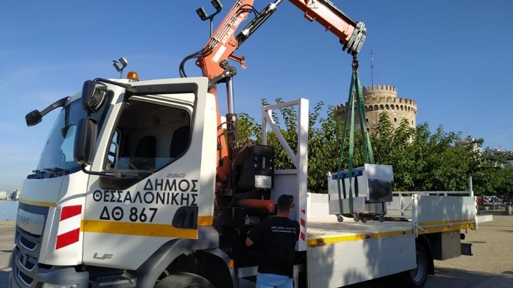 Αιφνιδιαστική επιχείρηση για την απομάκρυνση παράνομων πάγκων μικροπωλητών στη Νέα Παραλία