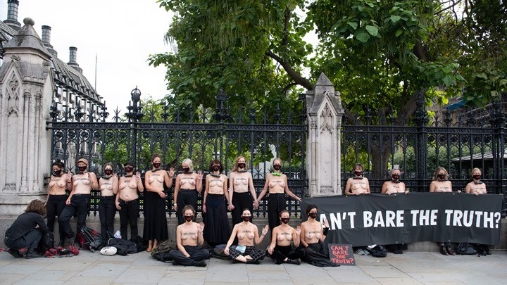 Ακτιβίστριες της Extinction Rebellion αλυσοδέθηκαν γυμνόστηθες έξω από το βρετανικό Κοινοβούλιο