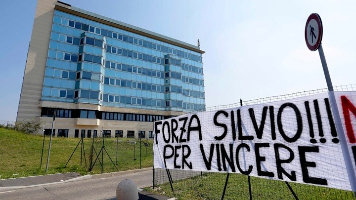 «Βελτιώνεται η συνολική κατάσταση της υγείας του Σίλβιο Μπερλουσκόνι», λένε οι γιατροί