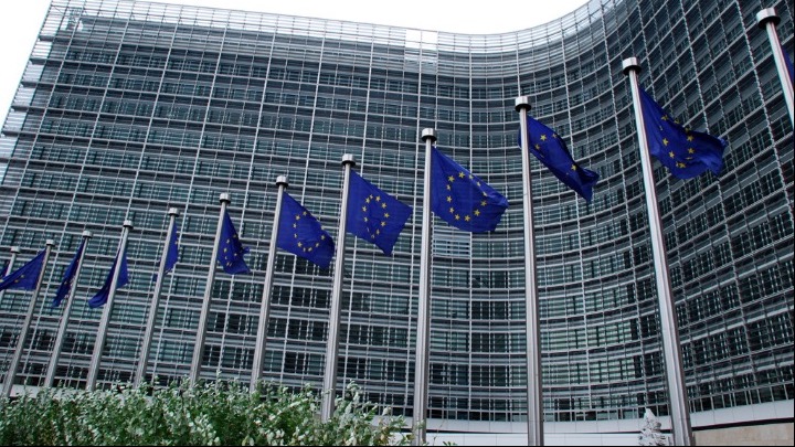 ΕΕ: Σε επαφή με παρασκευαστές 38 υποψήφιων εμβολίων