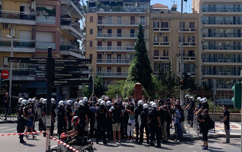 Συγκέντρωση εκπαιδευτικών και μικροένταση (pics & vd)