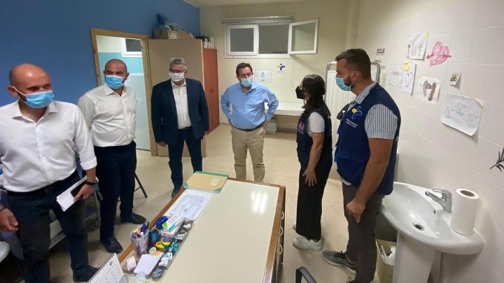 Επίσκεψη του Ν. Μηταράκη στη δομή φιλοξενίας της Δράμας