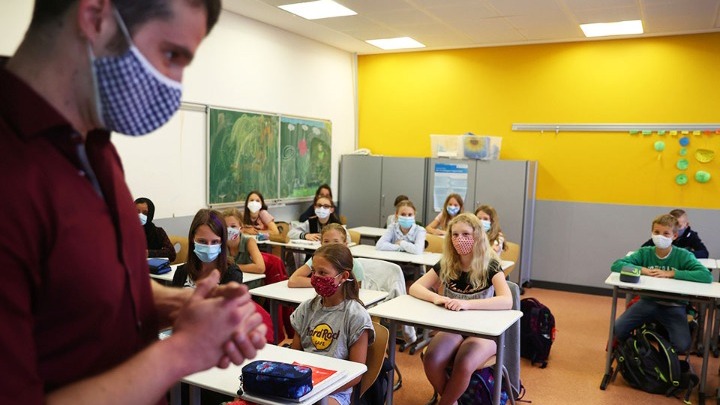 Ευρώπη: Βιβλία, μάσκες, αντισηπτικά: Eπιστροφή στο σχολείο για μαθητές ευρωπαϊκών χωρών