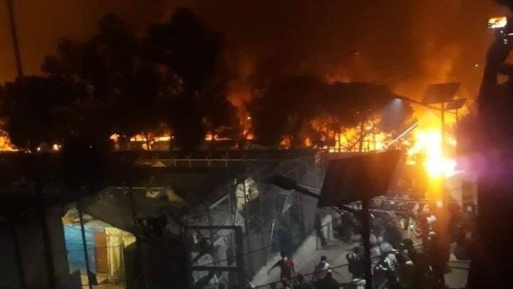 Πύρινη κόλαση στη Λέσβο – Καταστράφηκε ο καταυλισμός της Μόριας
