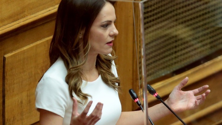 Για ν/σ απλήρωτων υπερωριών, μείωσης μισθών και δώρου Χριστουγέννων, κατηγορεί την κυβέρνηση η Έ. Αχτσιόγλου